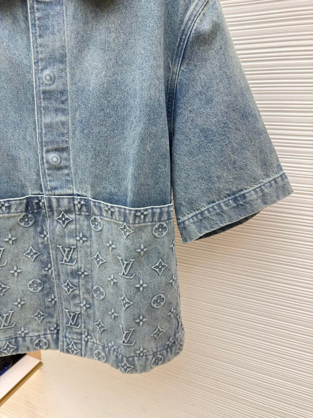 LOUIS VUITTON embossed denim jacket ●Authentic product: purchased and developed at 8599 ●Item number: 1680248-B25 ●Fabric: washed denim ●Technology: distressed washed ●Version: fitted version ●Weight: about 975g ●Size: 46-48-50-52 ●Description: embellished with classic Monogram elements. The season's sharp corner pockets are designed with zippered trouser legs to create a loose fit. The hammer fixing ring takes on the shape of an LV and is paired with a special leather tag. The overall wiring is straight and delicate, the fabric is comfortable and soft, and the color is consistent without color difference. It can be matched with the same style to create a fashionable look and control various occasions. Customized accessories, complete with three standards, same style for men and women!